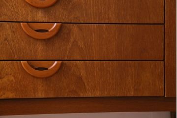 北欧家具　Beautility社製　珍しいデザインのサイドボード(ローボード、リビングボード)