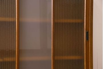 レトロ家具　昭和レトロ　薄型　モール・すりガラス入りの収納棚(戸棚、食器棚、本箱、ブックケース)