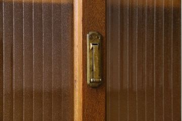 レトロ家具　昭和レトロ　薄型　モール・すりガラス入りの収納棚(戸棚、食器棚、本箱、ブックケース)