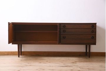 北欧家具　ビンテージ　ローズウッド材　Greaves & Thomas社製のサイドボード(サイドキャビネット)