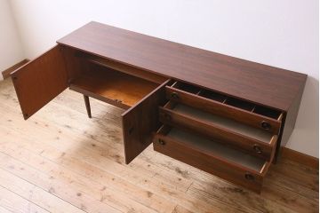 北欧家具　ビンテージ　ローズウッド材　Greaves & Thomas社製のサイドボード(サイドキャビネット)