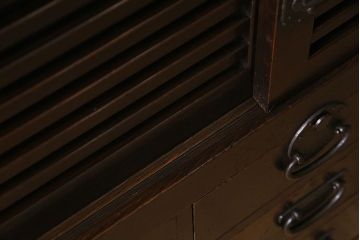 アンティーク家具　古民具・骨董　横桟引き戸　和の趣溢れる美濃帳場箪笥(収納箪笥、収納棚)