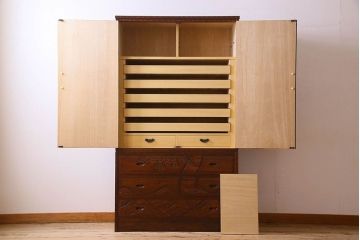 中古　軽井沢彫りが施された上質な衣装箪笥(和タンス、収納棚)(定価120万円)