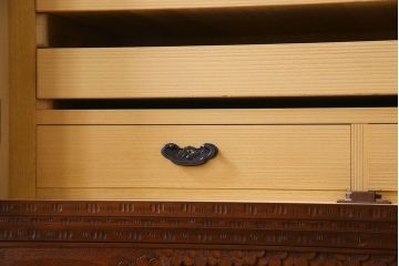 中古　軽井沢彫りが施された上質な衣装箪笥(和タンス、収納棚)(定価120万円)