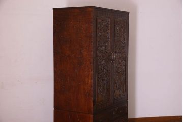 中古　伝統工芸軽井沢彫りが施された上質なワードローブ(収納棚、洋服タンス)
