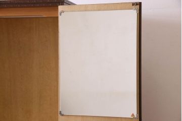 中古　伝統工芸軽井沢彫りが施された上質なワードローブ(収納棚、洋服タンス)