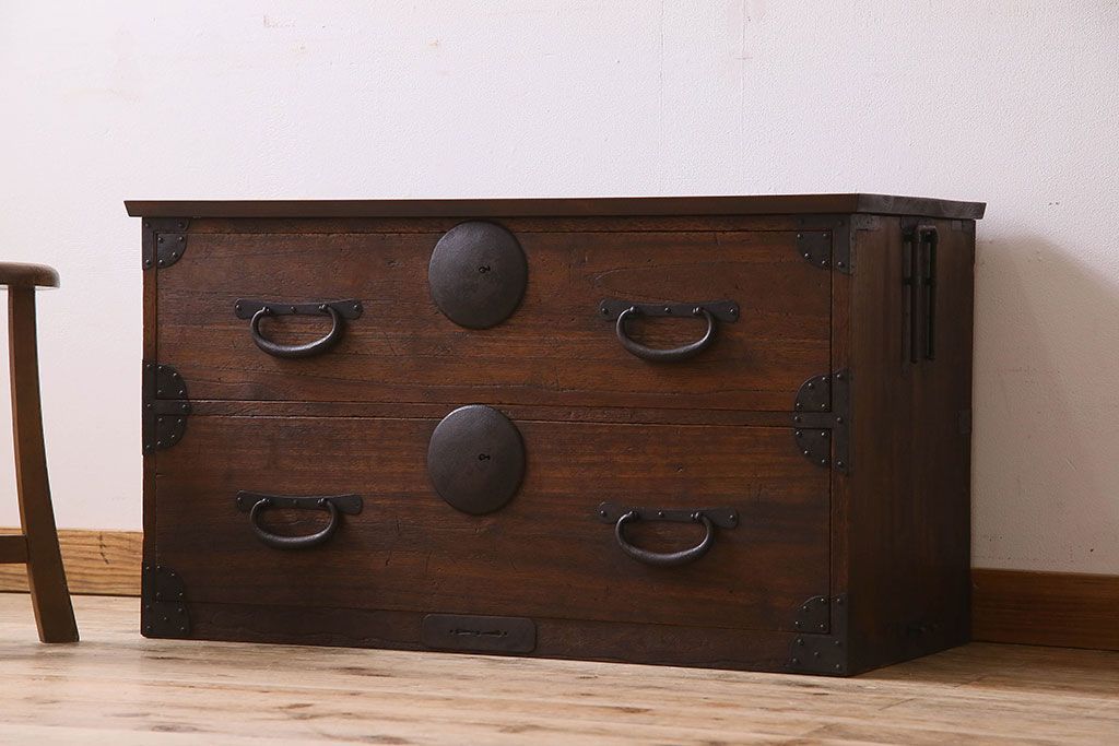 アンティーク家具　和製アンティーク　大きく立派な鋲が魅力的なローボード(ローチェスト、引き出し)