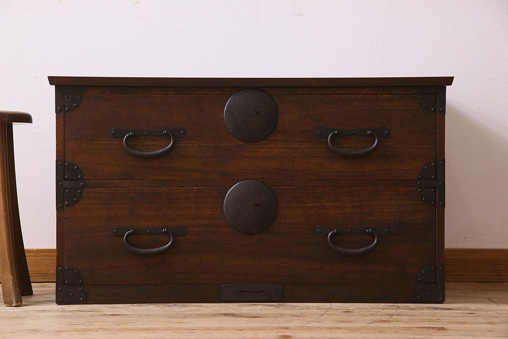 アンティーク家具　和製アンティーク　大きく立派な鋲が魅力的なローボード(ローチェスト、引き出し)