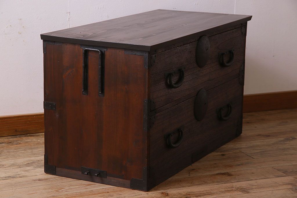 アンティーク家具　和製アンティーク　大きく立派な鋲が魅力的なローボード(ローチェスト、引き出し)