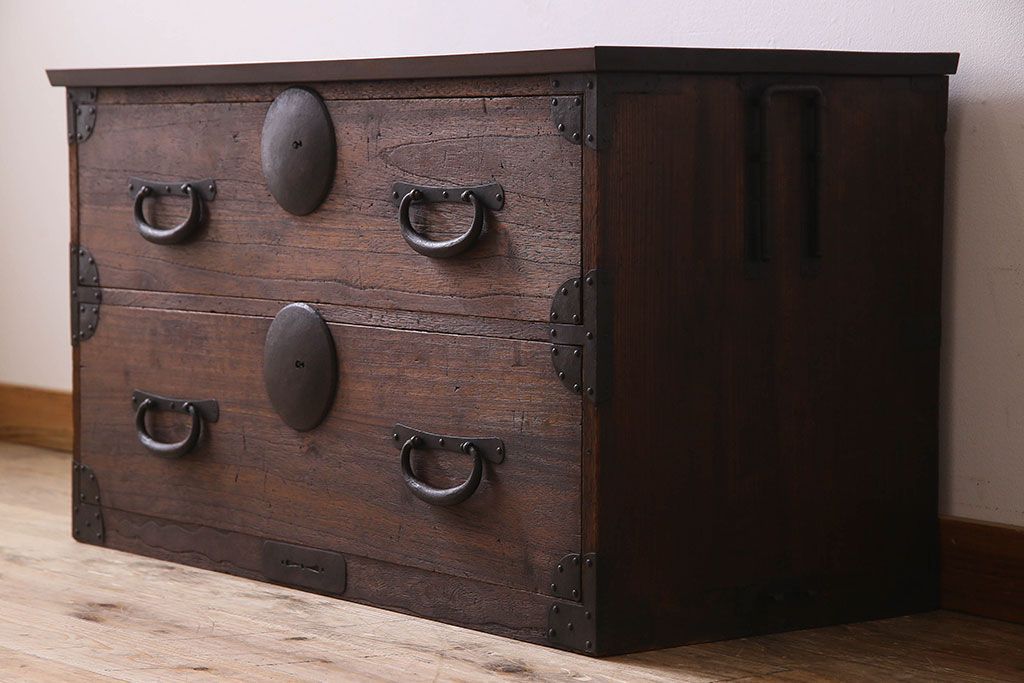 アンティーク家具　和製アンティーク　大きく立派な鋲が魅力的なローボード(ローチェスト、引き出し)