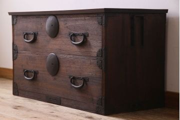 アンティーク家具　和製アンティーク　大きく立派な鋲が魅力的なローボード(ローチェスト、引き出し)