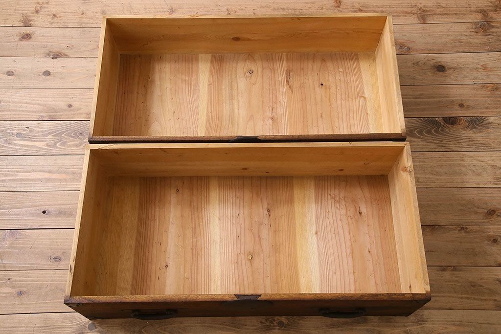 アンティーク家具　和製アンティーク　大きく立派な鋲が魅力的なローボード(ローチェスト、引き出し)