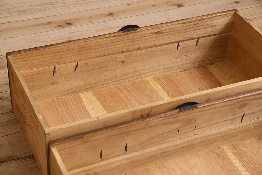 アンティーク家具　和製アンティーク　大きく立派な鋲が魅力的なローボード(ローチェスト、引き出し)