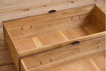 アンティーク家具　和製アンティーク　大きく立派な鋲が魅力的なローボード(ローチェスト、引き出し)