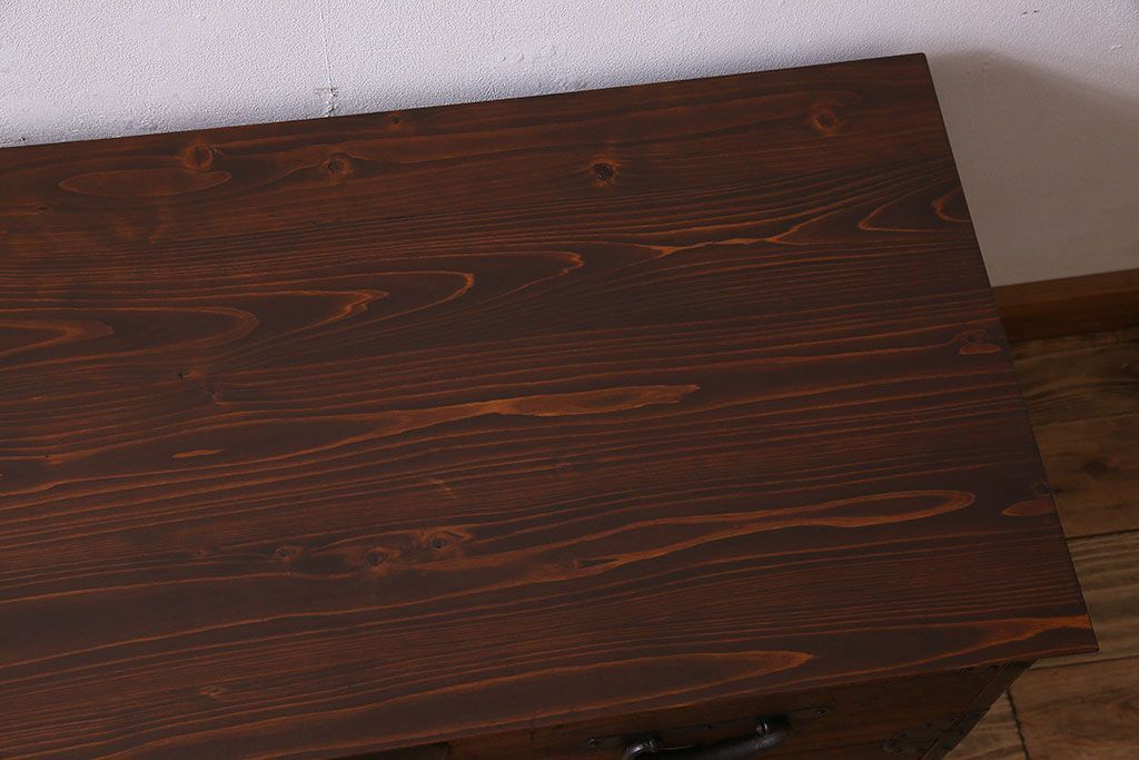 アンティーク家具　和製アンティーク　大きく立派な鋲が魅力的なローボード(ローチェスト、引き出し)