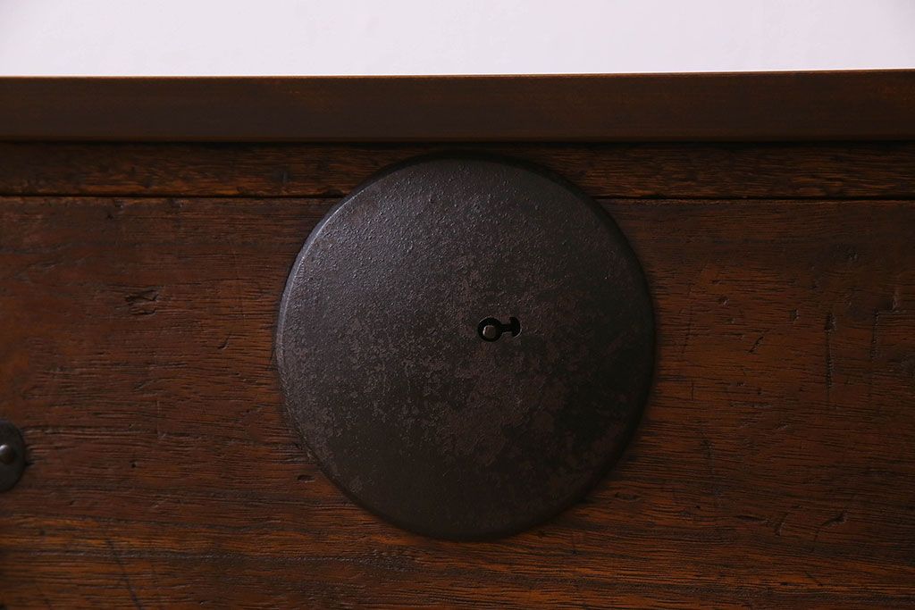 アンティーク家具　和製アンティーク　大きく立派な鋲が魅力的なローボード(ローチェスト、引き出し)