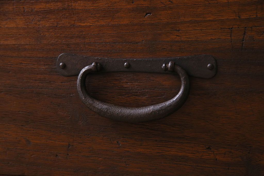 アンティーク家具　和製アンティーク　大きく立派な鋲が魅力的なローボード(ローチェスト、引き出し)