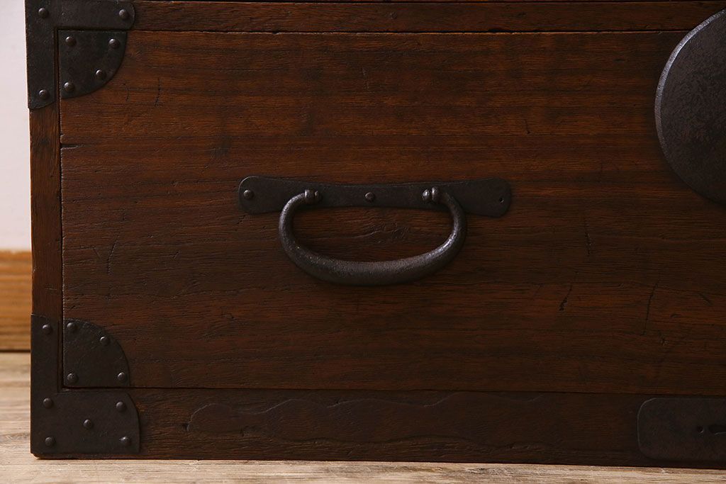 アンティーク家具　和製アンティーク　大きく立派な鋲が魅力的なローボード(ローチェスト、引き出し)