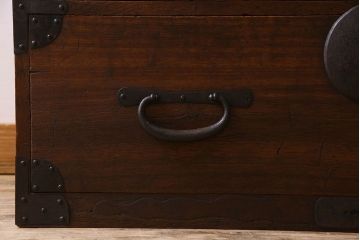 アンティーク家具　和製アンティーク　大きく立派な鋲が魅力的なローボード(ローチェスト、引き出し)