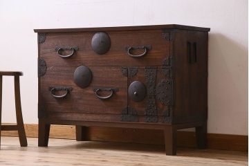 アンティーク家具　和製アンティーク　大きく立派な鋲が魅力的な箪笥ローボード(ローチェスト、引き出し)