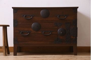 アンティーク家具　和製アンティーク　大きく立派な鋲が魅力的な箪笥ローボード(ローチェスト、引き出し)