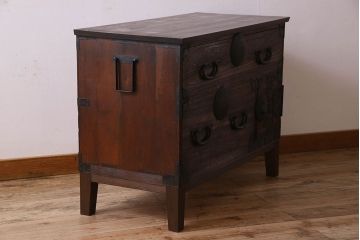 アンティーク家具　和製アンティーク　大きく立派な鋲が魅力的な箪笥ローボード(ローチェスト、引き出し)
