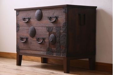 アンティーク家具　和製アンティーク　大きく立派な鋲が魅力的な箪笥ローボード(ローチェスト、引き出し)