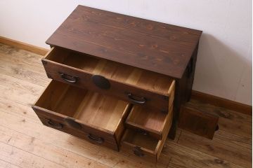 アンティーク家具　和製アンティーク　大きく立派な鋲が魅力的な箪笥ローボード(ローチェスト、引き出し)