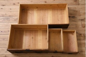 アンティーク家具　和製アンティーク　大きく立派な鋲が魅力的な箪笥ローボード(ローチェスト、引き出し)