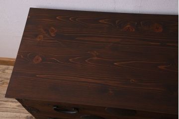 アンティーク家具　和製アンティーク　大きく立派な鋲が魅力的な箪笥ローボード(ローチェスト、引き出し)