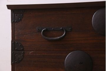 アンティーク家具　和製アンティーク　大きく立派な鋲が魅力的な箪笥ローボード(ローチェスト、引き出し)