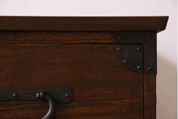 アンティーク家具　和製アンティーク　大きく立派な鋲が魅力的な箪笥ローボード(ローチェスト、引き出し)