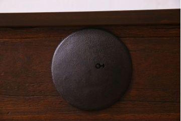 アンティーク家具　和製アンティーク　大きく立派な鋲が魅力的な箪笥ローボード(ローチェスト、引き出し)