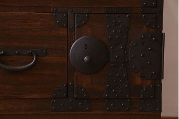 アンティーク家具　和製アンティーク　大きく立派な鋲が魅力的な箪笥ローボード(ローチェスト、引き出し)