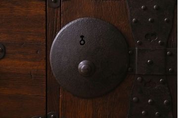 アンティーク家具　和製アンティーク　大きく立派な鋲が魅力的な箪笥ローボード(ローチェスト、引き出し)