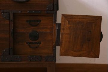 アンティーク家具　和製アンティーク　大きく立派な鋲が魅力的な箪笥ローボード(ローチェスト、引き出し)