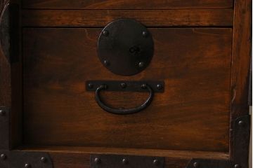 アンティーク家具　和製アンティーク　大きく立派な鋲が魅力的な箪笥ローボード(ローチェスト、引き出し)