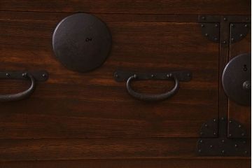 アンティーク家具　和製アンティーク　大きく立派な鋲が魅力的な箪笥ローボード(ローチェスト、引き出し)