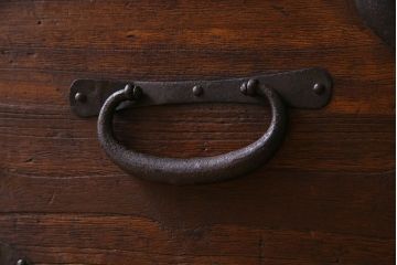 アンティーク家具　和製アンティーク　大きく立派な鋲が魅力的な箪笥ローボード(ローチェスト、引き出し)