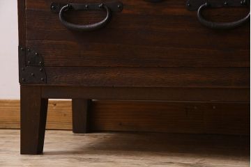 アンティーク家具　和製アンティーク　大きく立派な鋲が魅力的な箪笥ローボード(ローチェスト、引き出し)