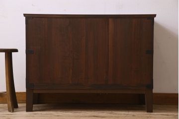 アンティーク家具　和製アンティーク　大きく立派な鋲が魅力的な箪笥ローボード(ローチェスト、引き出し)