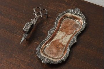 アンティーク雑貨　イギリスアンティーク　優美なデザインが印象的なキャンドルシザー(トレイ付き)