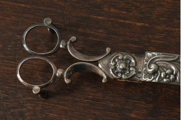 アンティーク雑貨　イギリスアンティーク　優美なデザインが印象的なキャンドルシザー(トレイ付き)