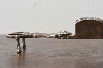 アンティーク雑貨　イギリスアンティーク　優美なデザインが印象的なキャンドルシザー(トレイ付き)