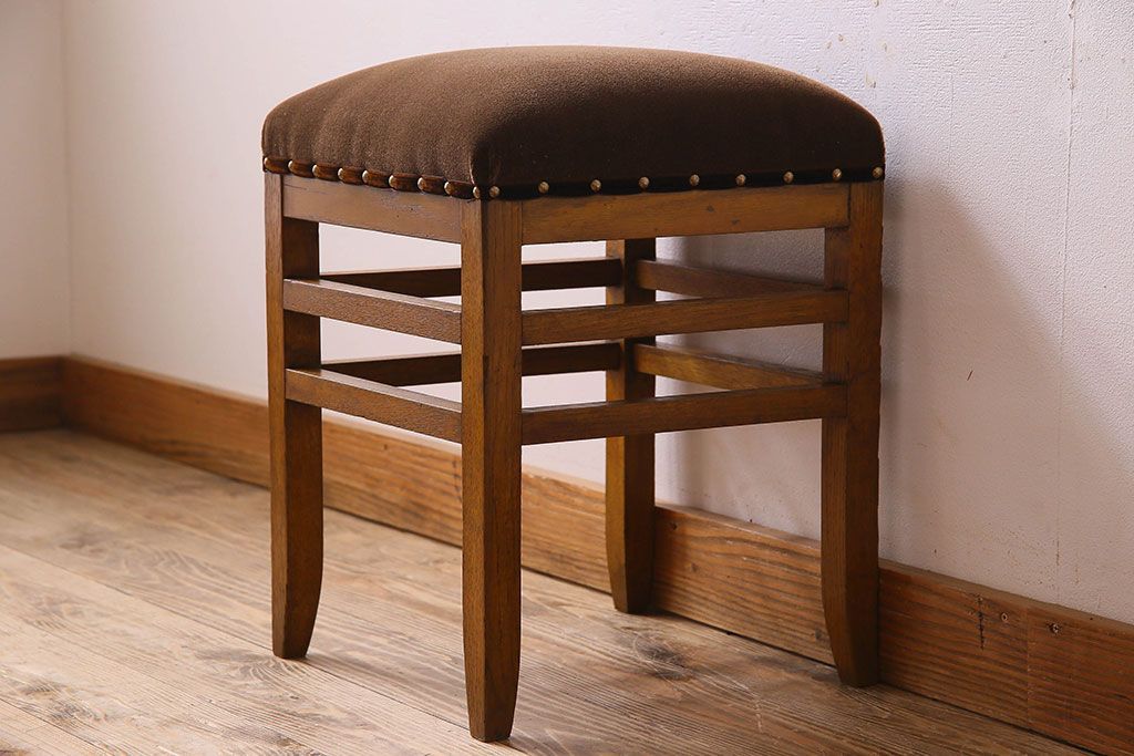 レトロ家具　昭和レトロ　古いナラ材のクッションスツール(椅子、チェア、角スツール)(1)