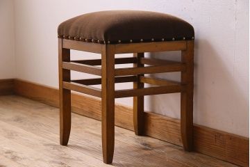 レトロ家具　昭和レトロ　古いナラ材のクッションスツール(椅子、チェア、角スツール)(1)