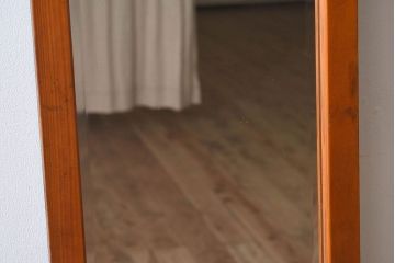 アンティーク雑貨　昭和レトロ　ヒノキ材製の細見なウォールミラー(姿見、鏡)