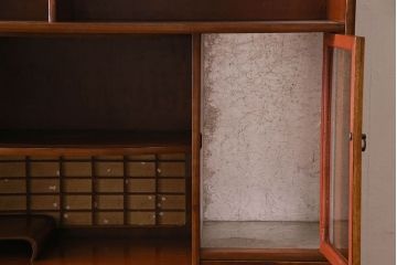 アンティーク家具　前面桑材　凝った作りが空間に趣深さと高級感をもたらす茶箪笥(茶棚、収納棚、食器棚)