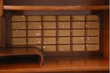 アンティーク家具　前面桑材　凝った作りが空間に趣深さと高級感をもたらす茶箪笥(茶棚、収納棚、食器棚)