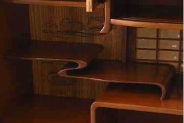 アンティーク家具　前面桑材　凝った作りが空間に趣深さと高級感をもたらす茶箪笥(茶棚、収納棚、食器棚)